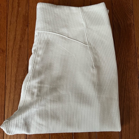 EUC Lululemon Ribbed Softstreme Zip-Leg High-Rise Cropped Pant 25" size 6 - Picture 1 of 13